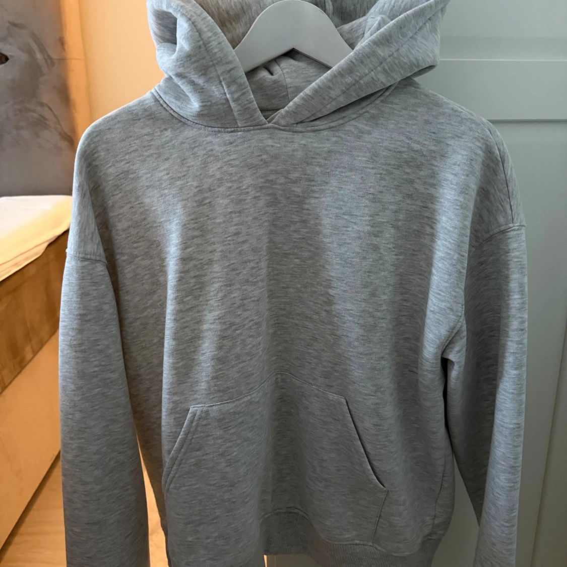 Grå hoodie