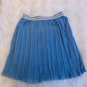  blå kjol från Mirelle - Superfin blå kjol från Mirelle med elastisk midja i vitt, blått och guld. 