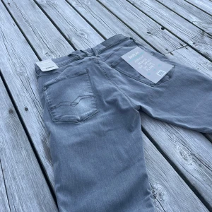 Replay Hyperflex grå jeans - Snygga replay jeans I modellen anbass. Storlek W30 L30 men passar mindre i midjan! Nypris ligger på 1600kr. Hör av dig vid minsta fundering mvh Partille closet! Helt nya!