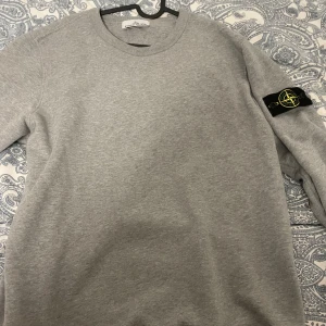 Stone island tröja - Stone island tröja. Står strolek L men passar L/M, skriv så kan ja skicka fler bilder använd 1-2ggr. 