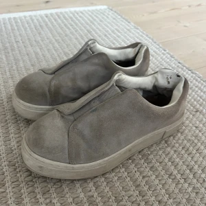 Gråa Eytys Sneakers  - Säljer dessa snygga Eytys sneakers i stl 37🙌🏻De har vissa defekter som syns på bilderna.Pris kan diskuteras 