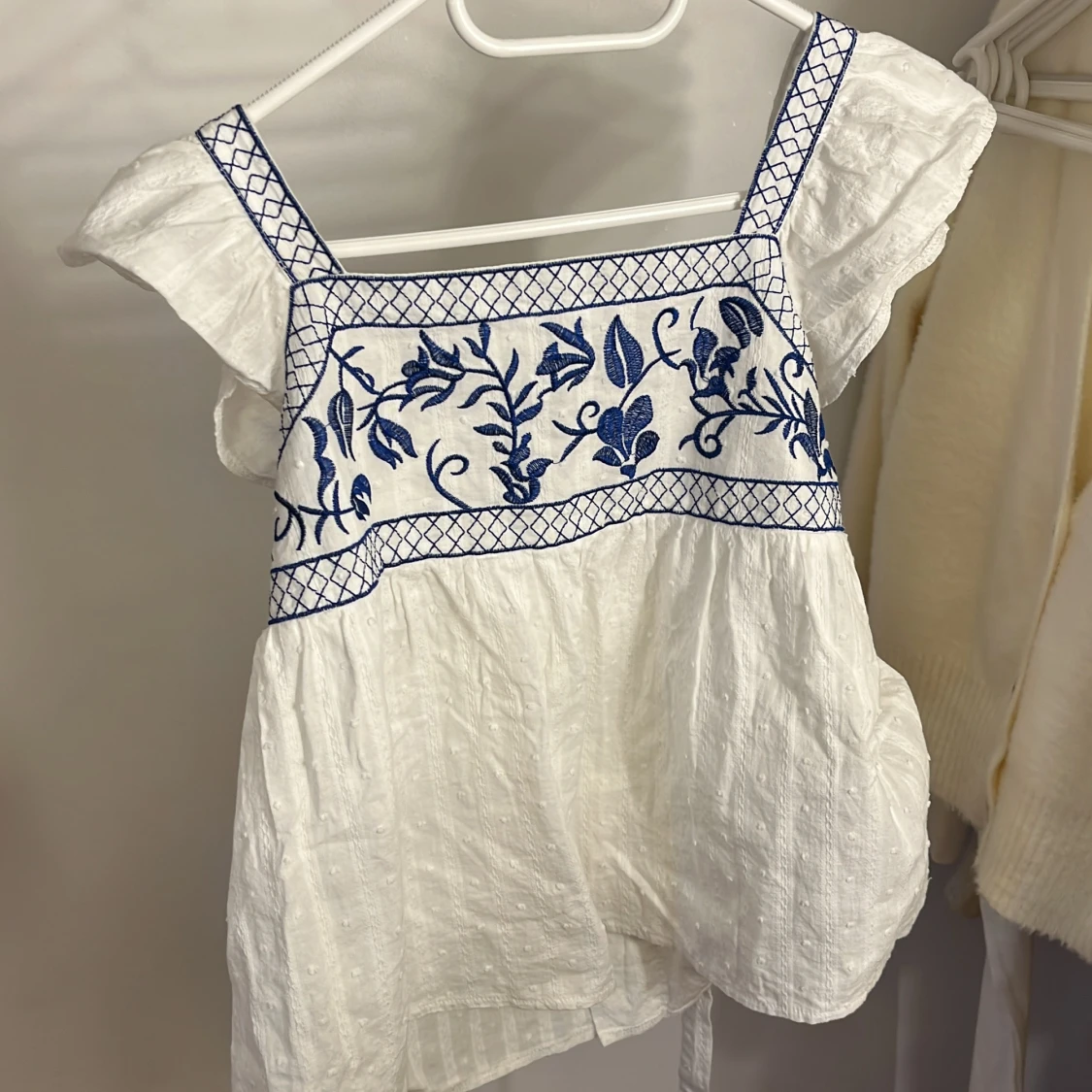 Vit blus med blå broderi och rosett - 4