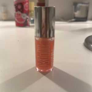 Milk läppolja - Säljer denna läpp oljan från Milk, aldrig använd. Ordianriepris:340 kr. Super fint och glasigt, otroligt lätt på läpparna och kladdar verkligen ingenting. 💕💕