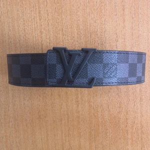 Svart bälte  - Svart bälte me svart logga hora kör upp din outfit inför skolan