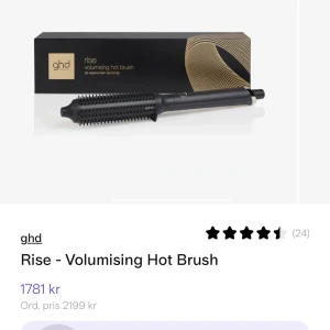 GHD Rise Volumising Hot Brush - GHD Rise Volumising Hot Brush är en svart, rundad värmeborste som ger volym från rot till topp. Borsten har täta piggar och en elegant design med detaljer i guld och svart. Perfekt för att skapa fylliga frisyrer med glansig finish.