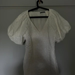 Vit kort klänning från Gina Tricot - Säljer min fina studentklänning, den är bara använd en gång, den har lite avfärngning på ryggen men inget mer än det på bilden, 💖