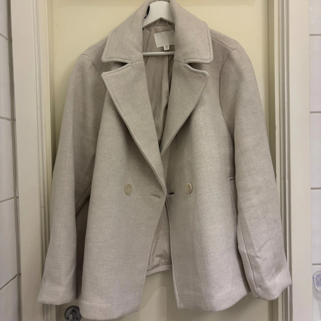 Beige kappa med bred krage från H&M - 2