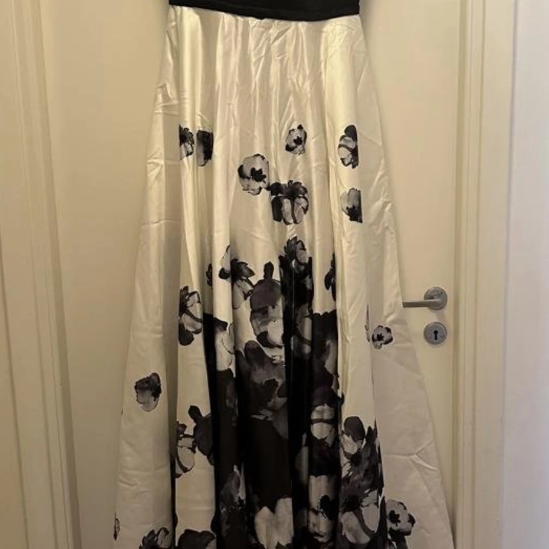 Svartvit långklänning med blommor - 1