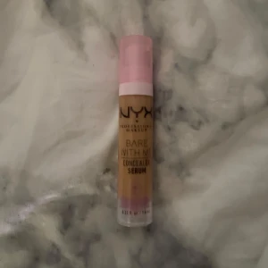 NYX concealer serum  - NYX bare with me concealer serum i färgen tan. Jag beställde i fel färg så den är endast testad på handen en gång så all produkt är kvar 🤍
