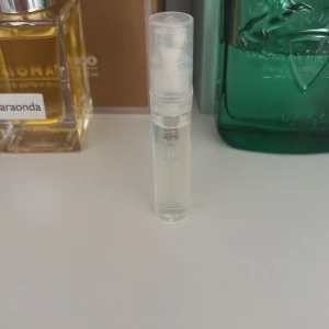 Vulkan feu - Liten och smidig parfymprovflaska i transparent plast med sprayfunktion. Perfekt att ha med sig i väskan för att fräscha upp doften under dagen. Rymmer några milliliter parfym och är enkel att använda.