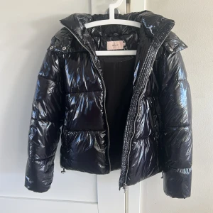 Pufferjacka - Säljer min svarta pufferjacka från Nelly i storlek xs. Den är använd en vinter o ca har en defekt vid dragkedjan att den är lite trög och har sytt lite där för plasten har gått upp. Pris kan diskuteras. 