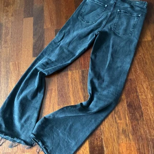 Flared jeans från Zara, svarta - Svarta ”Flared” jeans från Zara. Klassisk femficksmodell med dragkedja och knapp framtill. Jeansen har en snygg tvättad look och är tillverkade i mjukt denimtyg. perfekt skick.