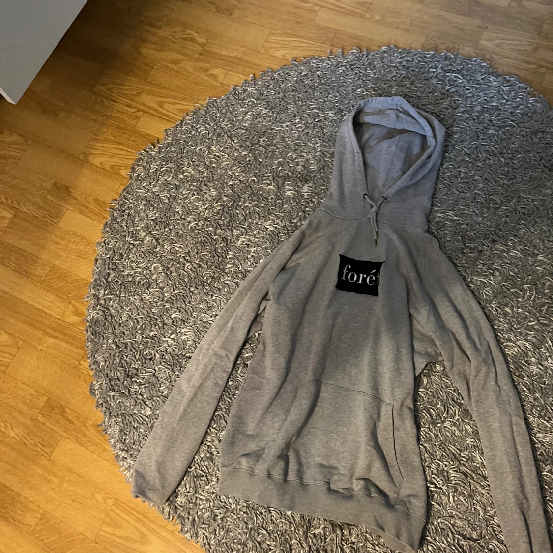 Grå hoodie från Forét med huva - 1