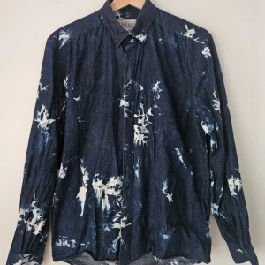 Skjorta These Glory Days - I bra men använt skick, säljes då jag lagt på mig och den inte passar längre. Hel och ren, lär behöva en strykning.  (Katt finns i hemmet)  Köp alla skjortor=Billig bundle