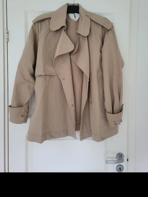 Arket, Beige trenchcoat - Kort trenchcoat från ARKET I storlek XS. Oversized. Mycket fint skick!