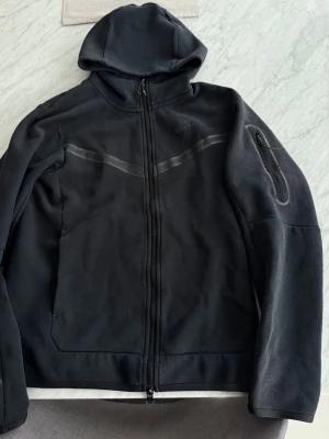 Nike tech - Svart nike tech kofta använd väldigt mycket så lite sliten vid dragkedjorna och vid strecken inga hål eller liknande! Storlek XS