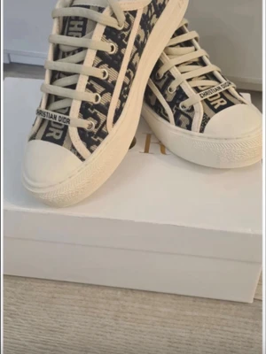 Christian Dior blåvita sneakers - säljer ett par dior sneakers i storlek 37, helt i ny skick och ser ut exakt på bilden. Säljer endast för dem är lite för tajta. Hade kunnat sänka priset vid snabbt köp. Innersulan är 24.2 cm