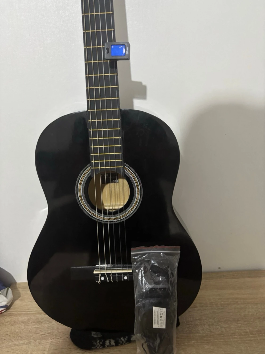 Svart klassisk gitarr med stämapparat