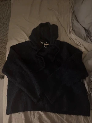 Stickad hoodie - Jätte varm och mysig stickad hoodie perfekt till vintern 