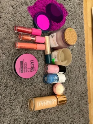 Sminkpaket med läppglans och puder -  Det som är markerat med rosa säljer jag inte eller är solt 