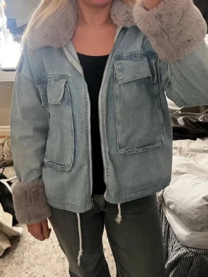 Jeansjacka med päls - Så fin trendig blå jeansjacka med fluffiga ärmar oxh krage (den är avtagbar, sista bilden) i strl 36, passar mig med xs-m☺️