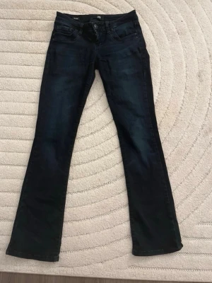 bootcut jeans från LTB - Snygga mörkblå jeans från LTB, bootcut passform. Jeansen har en low waist och är tillverkade i ett mjukt jeansmaterial med lätt tvättade detaljer. Perfekta för dig som gillar en tidlös och avslappnad stil.
