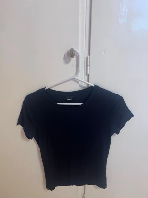 Soft touch T-shirt - Soft touch marinblå T-shirt från Gina Tricot. Den är i storlek M. 