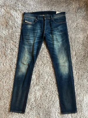 Diesel Jeans 31/32 - Ett par Diesel Jeans 31/32 som Lavato har behandlat med snygg tvätt och slitningar. Toppenskick!
