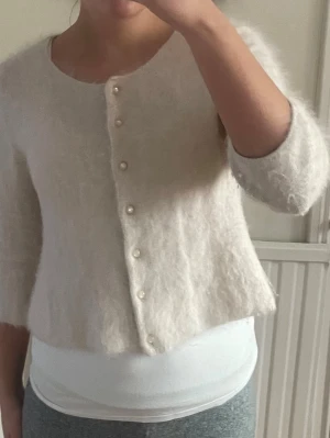 Mohair kofta - Så fin, använd några gånger så det finns tecken på använd, den är lite ”nopprig” på sidorna. Köptes för ca 400 kr! Koftan är kort i modellen