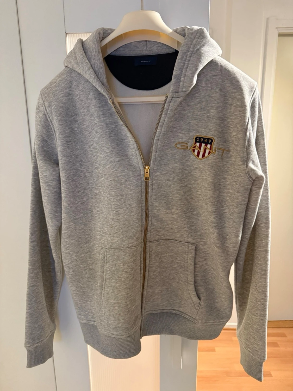 Grå zip hoodie från Gant