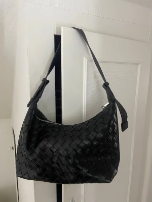Svart axelväska - Svart flätad Axel väska som inte längre kommer till användning ❣️ justerbar band