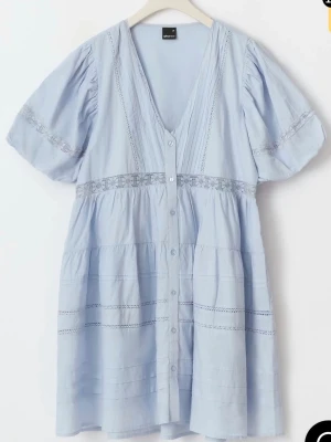 Klänning  - Så fin klänning från Gina tricot som inte längre går att få tag på. Klänningen är endast använd vid ett tillfälle🤍