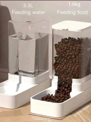 Hund skålar  - Säljer ett set med automatisk mat- och vattendispenser för husdjur. Behållarna är genomskinliga med vit botten, en rymmer 3,3L vatten och den andra 1,6kg torrfoder. Perfekt för att hålla mat och vatten fräscht till katt eller hund. Tillverkad i plast. Säljer på grund av att min hund är rädd för den. 