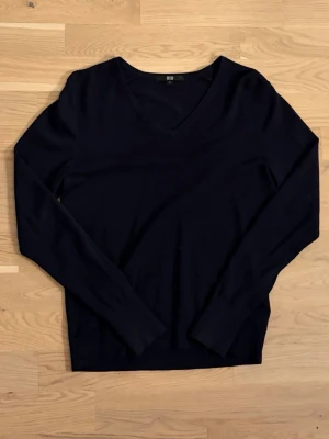 Marinblå V-ringad stickad tröja Uniqlo - Marinblå stickad tröja från Uniqlo i storlek XS. V-ringning och långa ärmar. 🤍