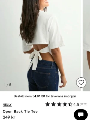Vit knyt top från Nelly  - Trendig vit croppad topp från Nelly med öppen rygg och bred knytning bak. Det finns två små fläckar vid halsen men har ej testat att tvätta bort annars i jättebra skick. Nypris 250 kr. Storlek m men är mer som en s