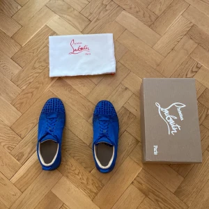 Blåa Christian Louboutin - Säljer mina Christian Louboutin skor! Skorna är väl använda men har fortfarande mycket kvar i sig, fin kvalitet men saknar några spikar tyvärr, därav är priset lägre! Perfekta för dagliga eller finare tillfällen, som vrider huvuden. Vid köp ingår även dustbag! 