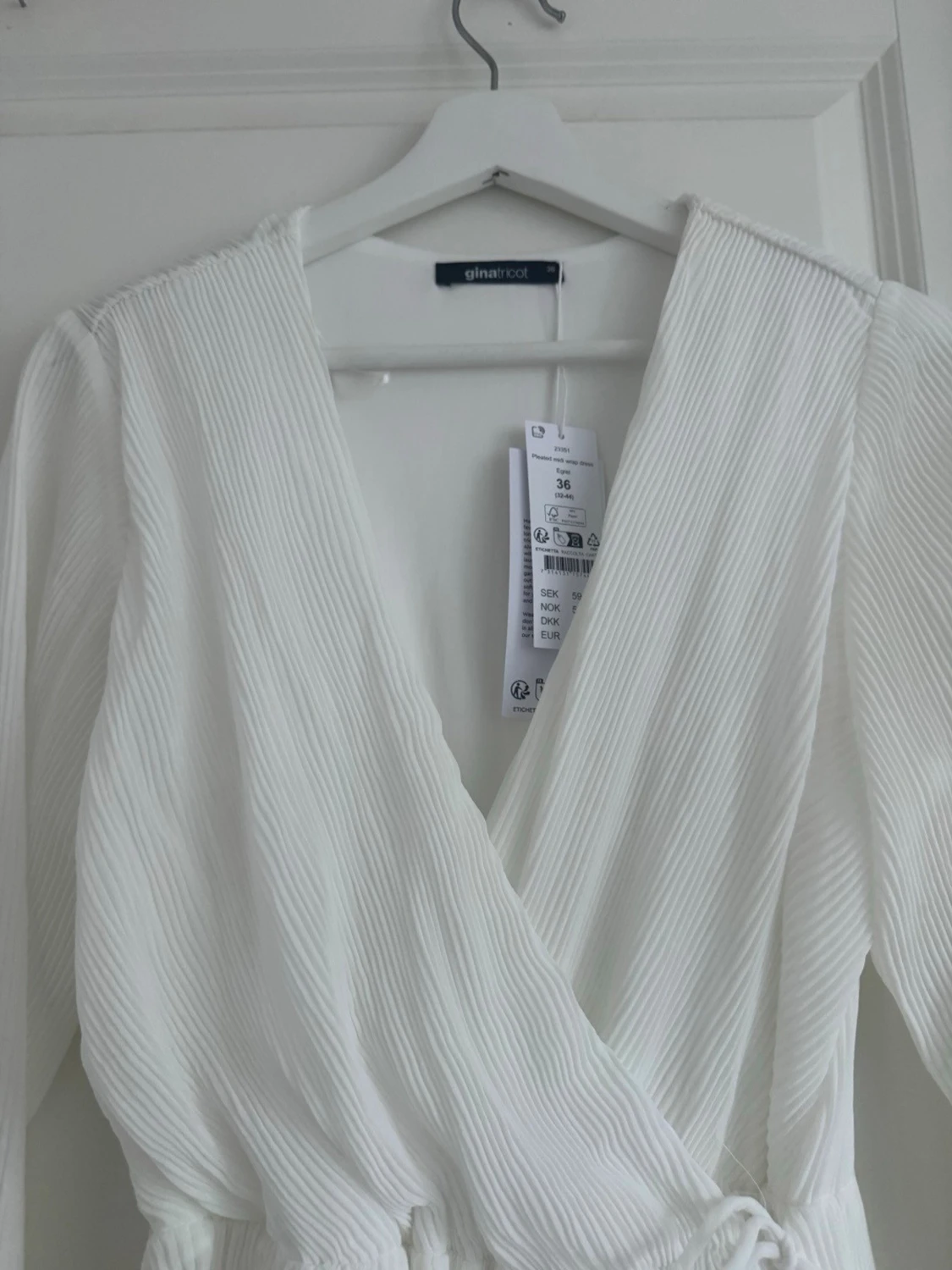 Vit omlottklänning med knytband - 3