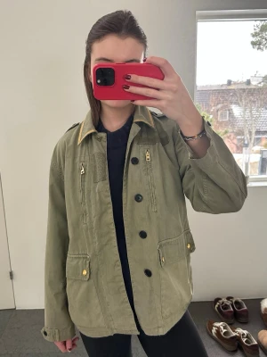 Olivgrön jacka från Zadig & Voltaire - Snygg olivgrön jacka från Zadig & Voltaire med tryck och broderi på ryggen. 