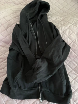 Tröja - Svart tröja ifrån lager 157. Använt få gånger så väldigt bra skick. Kolla gärna in min plick om det finns fler saker du vill köpa, pris kan diskuteras på det jag säljer 💓 