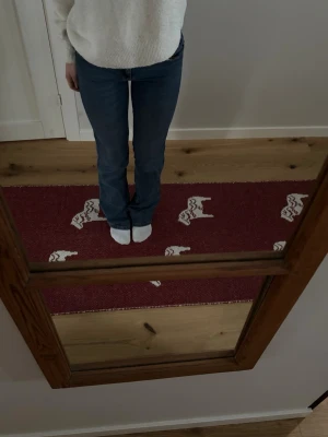 Blå jeans  - Säljer ett par blå jeans som har medel/låg midja och snygga detaljer på bakfickorna. 🫶🏻Jeansen har lite defekter längst ner vid fötterna, men inget man tänker på! Kan skicka bild privat:) 