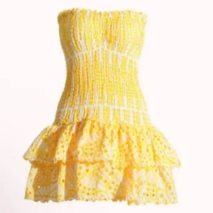 Gul klänning - Säljer en jättegullig klänning som jag köpt på Dressy.se💛 Storleken är i S men passar också mig som är xs/xxs