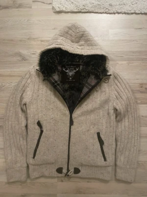 Fodrad stickad cardigan - Otroligt snygg, varm och skön beige fodrad stickad cardigan. Passar perfekt till kallare väder. Priset kan såklart diskuteras!