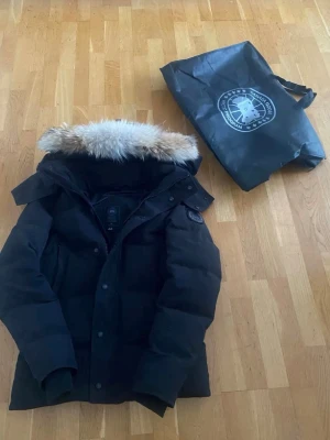 Canada Goose wyndham - Helt ny, päls påse, canada goose väska tillkommer, skriv om intresserad! ADDA SNAP: för fler tydligare videos