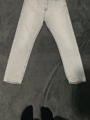 Ljusgrå raka jeans i klassisk modell - Snygga ljusgrå jeans med rak passform och klassisk femficksdesign. Jeansen har en enkel look utan synliga loggor och är tillverkade i denim. Perfekta för dig som gillar en clean och stilren vibe.