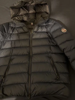 Skicka bud  - Storleken är 172cm vilket motsvarar Xs/s Tja, säljer härmed en lite schysstare jack ifrån colmar jackan är i nyskick. Priset går att diskutera vid snabb affär! Ifall några frågor finns kontakta mig tveka inte!