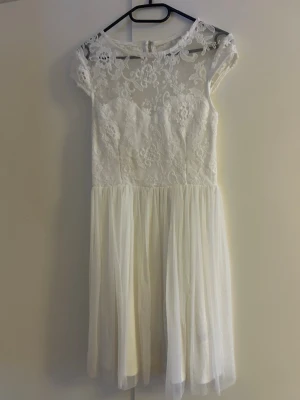 Vit spetsklänning med öppen rygg - Vit klänning som passar perfekt till studenten, skolavslutning eller annat tillfälle! Priset är diskuterbart🫶
