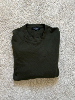 Stickad grön ulltröja - Olivgrön stickad ulltröja från Paul & friends. Nypris 2299kr, säljer den nu till ett riktigt bra pris. Fint skick! Storlek M