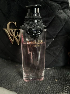 Possess Absolute parfymflaska - Snygg parfymflaska från Oriflame, Possess Absolute. Flaskan är genomskinlig med svagt rosa ton och har en unik svart dekor upptill med ormliknande detaljer. Söt god doft