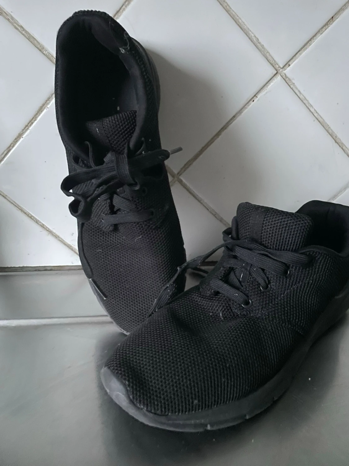 SOC Svarta sneakers med mesh och snörning