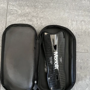 Monolit benskydd - Säljer mina monolit benskydd då jag inte använder dem längre. Benskydden är nästan som ny skick då jag nästan aldrig har använt dem inga repor eller sådant heller. Ingen monolit box med benskydden.